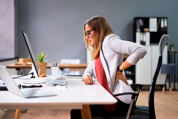 cómo sentarse correctamente en la oficina LONGTAILS SECUNDARIAS postura correcta oficina dolor lumbar oficina dolor cervical oficina ergonomía oficina postura frente al ordenador trabajar sentado dolor espalda silla ergonómica oficina ergonomía laboral oficina cómo sentarse en el trabajo ergonomía cervical oficina 